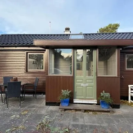 Cozy Summer House With Greenhouse Near Hovestrand 펜션