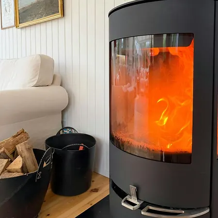 Cozy Summer House With Greenhouse Near Hovestrand *