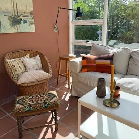 펜션 Cozy Summer House With Greenhouse Near Hovestrand *